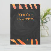 Orangefarbene und schwarze Zebra-Monogramm Einladung (Stehend Vorderseite)