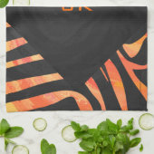 Orangefarbene und schwarze Zebra-Monogramm Handtuch (Gefaltet)