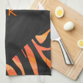 Orangefarbene und schwarze Zebra-Monogramm Handtuch (Viertel Falte)