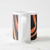 Orangefarbene und schwarze Zebra-Monogramm Jumbo-Tasse (Rückseite)
