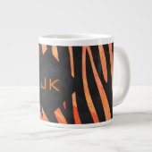 Orangefarbene und schwarze Zebra-Monogramm Jumbo-Tasse (Vorderseite Rechts)