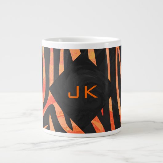 Orangefarbene und schwarze Zebra-Monogramm Jumbo-Tasse (Vorderseite)