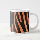 Orangefarbene und schwarze Zebra-Monogramm Jumbo-Tasse (Rechts)
