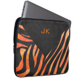 Orangefarbene und schwarze Zebra-Monogramm Laptopschutzhülle (Vorne Rechts)