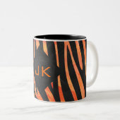 Orangefarbene und schwarze Zebra-Monogramm Zweifarbige Tasse (VorderseiteRechts)