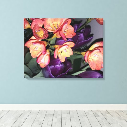 Orangefarbene und violette Blumen Leinwanddruck (Insitu (Holzboden))