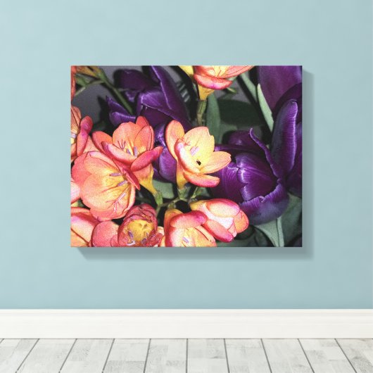 Orangefarbene und violette Blumen Leinwanddruck (Insitu (Holzboden))