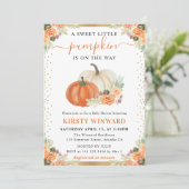 Orangefarbene und weiße Blumenpumpen Herbstdusche Einladung (Stehend Vorderseite)