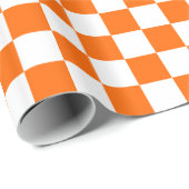 Orangefarbene und weiße karierte Quadrate Geschenkpapier (Rolleneckpunkt)