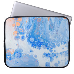Orangefarbene und weiße Quallen im Wasser Laptopschutzhülle
