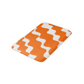 Orangefarbene und weiße Schleuderwellen Badematte (Schrägansicht)