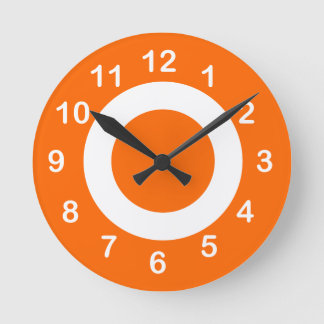 Orangefarbene und weiße Zielkreise Runde Wanduhr