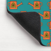 Orangefarbene Wasserdose mit Sonnenblumen Mousepad (Ecke)