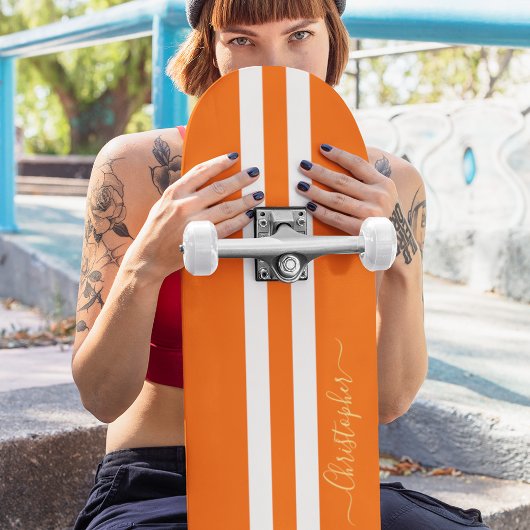 Orangefarbene, weiße, monogramm-Streifen Skateboard
