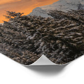 Orangefarbene Wolken über Bergen und Fichtenwald Poster (Ecke)