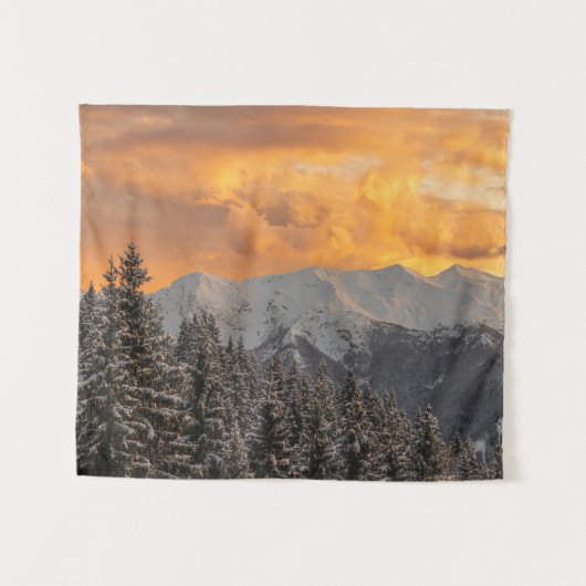 Orangefarbene Wolken über Bergen und Fichtenwald Wandteppich (Vorderseite (Horizontal))