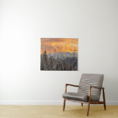 Orangefarbene Wolken über Bergen und Fichtenwald Wandteppich (Beispiel (Horizontal))