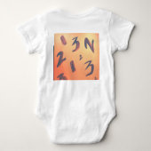 Orangefarbene Zahlen für Baby Anzug. Baby Strampler (Rückseite)