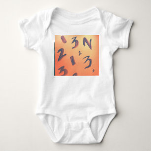 Orangefarbene Zahlen für Baby Anzug. Strampler