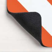 Orangefarbene Zickzack Streifen mit Monogramm Mousepad (Ecke)
