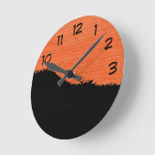 Orangefarbene Ziegelwand mit schwarzer Peelfarbe Runde Wanduhr (Winkel)