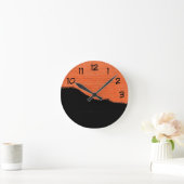 Orangefarbene Ziegelwand mit schwarzer Peelfarbe Runde Wanduhr (Zuhause)