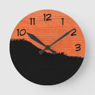 Orangefarbene Ziegelwand mit schwarzer Peelfarbe Runde Wanduhr