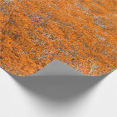 Orangefarbener Blick auf den Wald. Orangefarbener Geschenkpapier (Ecke)