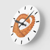 Orangefarbener Herzdrache in Weiß Runde Wanduhr (Winkel)
