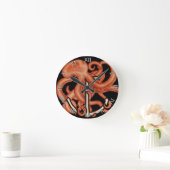 Orangefarbener Kraken über Anker Runde Wanduhr (Zuhause)