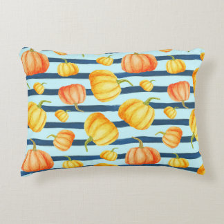 Orangefarbener Kürbis: Aquarelltöne. Dekokissen