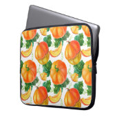 Orangefarbener Kürbis auf weißem Hintergrund. Naht Laptopschutzhülle (Vorderseite Links)