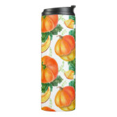 Orangefarbener Kürbis auf weißem Hintergrund. Naht Thermosbecher (Nach links gedreht)