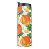 Orangefarbener Kürbis auf weißem Hintergrund. Naht Thermosbecher (Nach rechts gedreht)