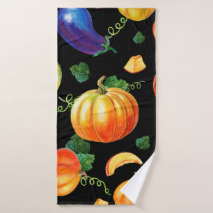 Orangefarbener Kürbis, gestreifter Zucchini, blaue Badehandtuch