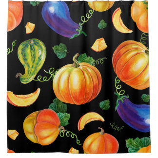 Orangefarbener Kürbis, gestreifter Zucchini, blaue Duschvorhang