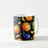 Orangefarbener Kürbis, gestreifter Zucchini, blaue Kaffeetasse (VorderseiteRechts)