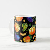 Orangefarbener Kürbis, gestreifter Zucchini, blaue Kaffeetasse (Vorderseite Links)