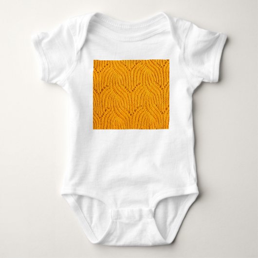 Orangefarbener Pullover, texturierter Hintergrund. Baby Strampler (Vorderseite)