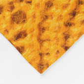 Orangefarbener Pullover, texturierter Hintergrund. Fleecedecke (Ecke)