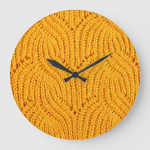 Orangefarbener Pullover, texturierter Hintergrund. Große Wanduhr