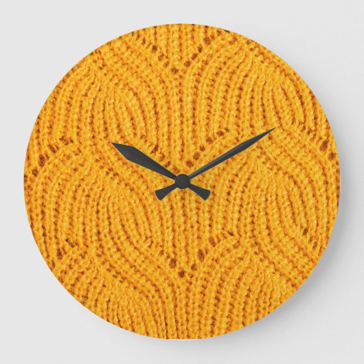 Orangefarbener Pullover, texturierter Hintergrund. Große Wanduhr (Vorderseite)