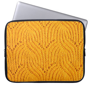 Orangefarbener Pullover, texturierter Hintergrund. Laptopschutzhülle