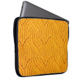 Orangefarbener Pullover, texturierter Hintergrund. Laptopschutzhülle (Vorne Rechts)
