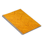 Orangefarbener Pullover, texturierter Hintergrund. Notizblock (Rechte Seite)