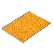 Orangefarbener Pullover, texturierter Hintergrund. Notizblock (Linke Seite)