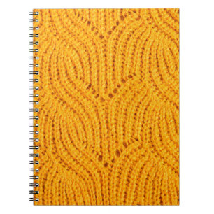 Orangefarbener Pullover, texturierter Hintergrund. Notizblock