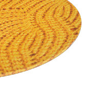 Orangefarbener Pullover, texturierter Hintergrund. Schneidebrett (Ecke)