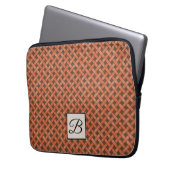 Orangefarbener Rattan auf Custom Brown mit Monogra Laptopschutzhülle (Vorderseite Links)