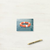 Orangefarbener Rettungsring im Ozean Post-it Klebezettel (Auf Schreibtisch)